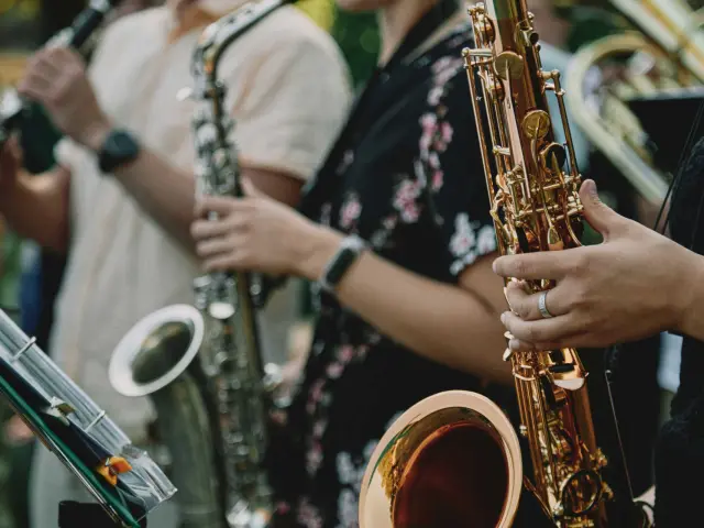 Nahaufnahme von Saxophonisten bei einem Konzert