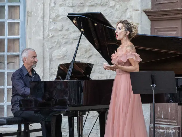 Opernsängerin und Pianist bei einem Open-Air-Konzert von „Carmen“ beim Festival Durance Luberon