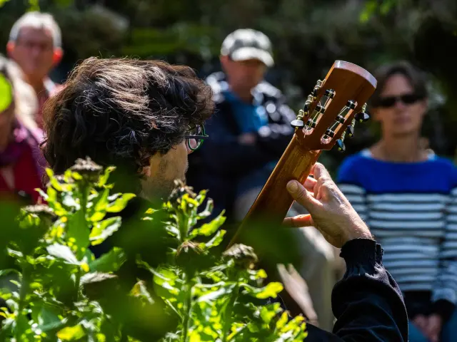 Ein Musiker spielt vor seinem Publikum unter freiem Himmel beim Festival von Chaillol