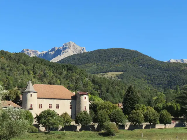 Schloss Montmaur vor den Bergen des Dévoluy