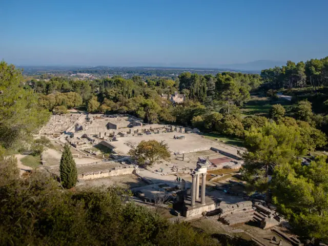 Luftaufnahme der archäologischen Stätte von Glanum in Saint-Rémy-de-Provence
