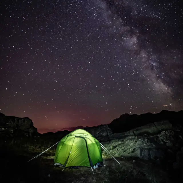 Tente de bivouac en pleine nuit aux Têtes, dans les Écrins