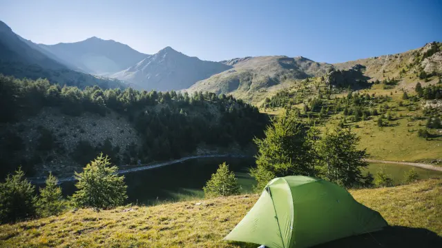 Tente de bivouac au-dessus d'un lac aux Orres