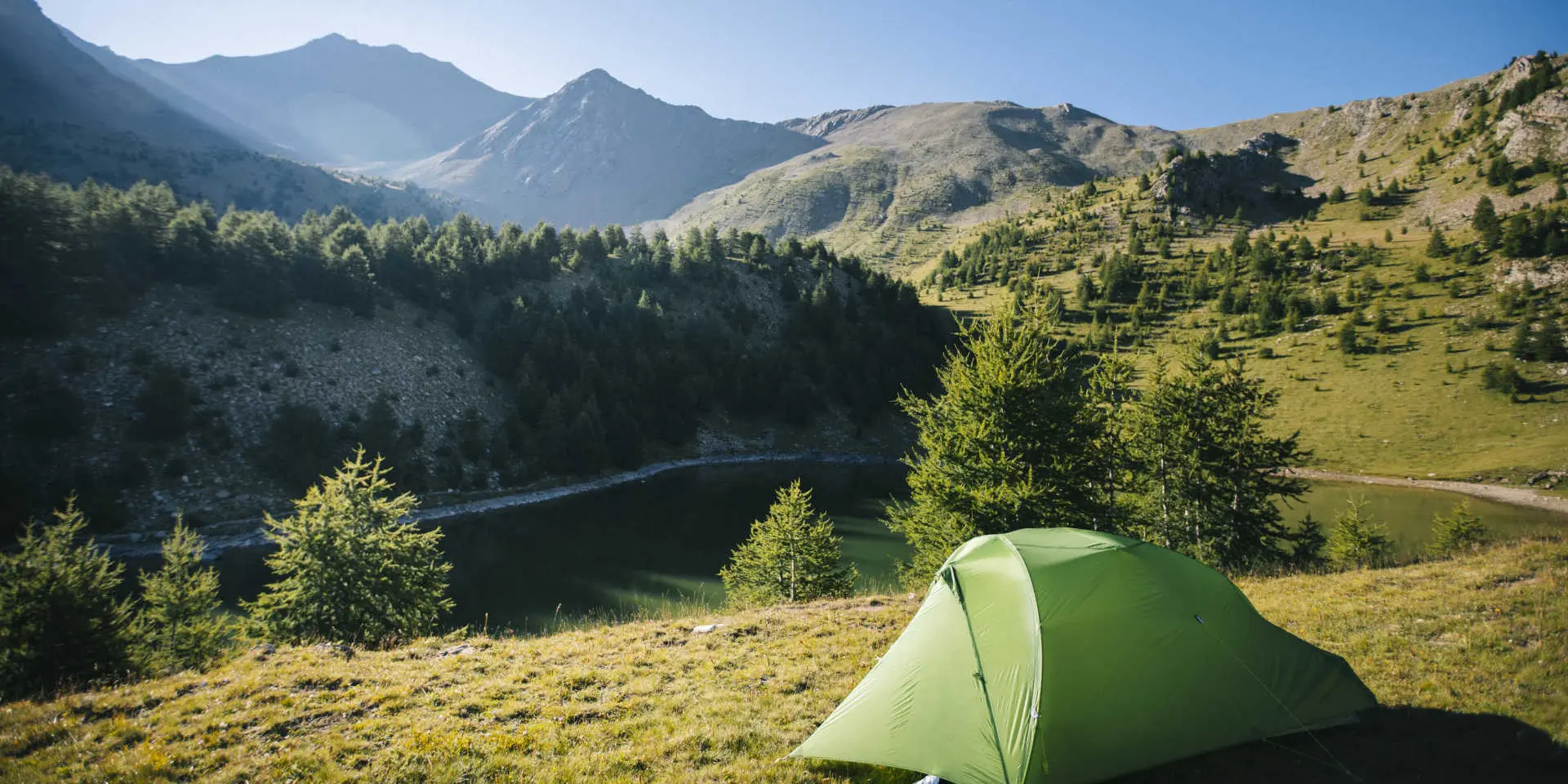 Tente de bivouac au-dessus d'un lac aux Orres