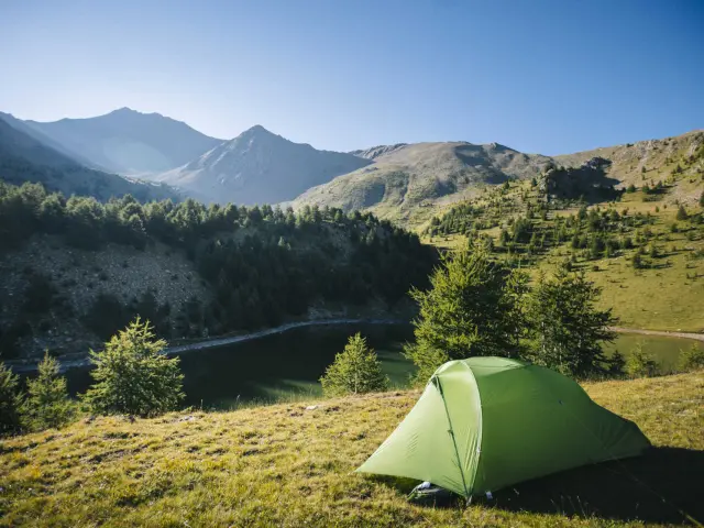 Tente de bivouac au-dessus d'un lac aux Orres