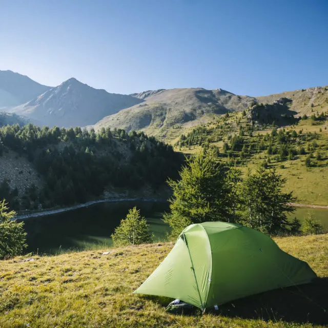 Tente de bivouac au-dessus d'un lac aux Orres