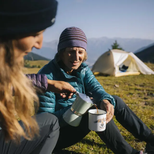 Deux randonneurs prennent le café à leur bivouac aux Orres