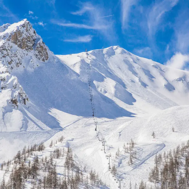Un télésiège au milieu de la montagne, à Serre Chevalier