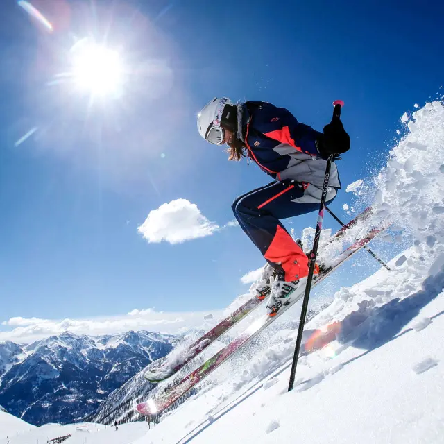 Une skieuse freeride dans les pentes de Serre Chevalier