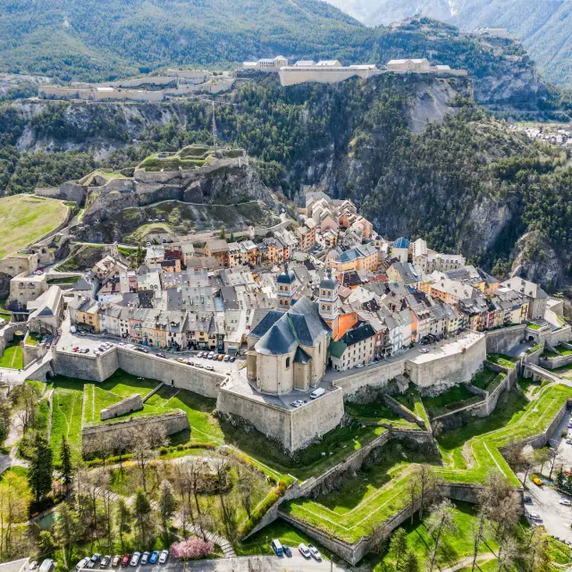 Vue aérienne de la cité Vauban de Briançon