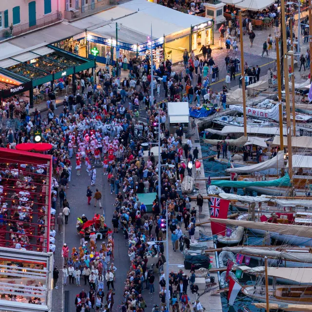 Le défilé des équipages sur les quais du port pour les Voiles de Saint-Tropez