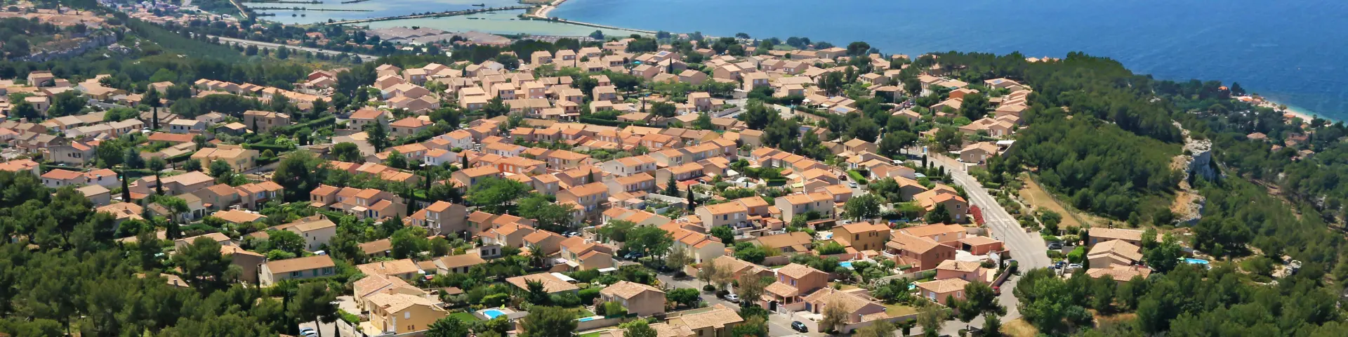 Le village de Vitrolles ,au bord de l'étang de Berre, près de Marseille.