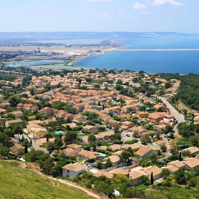 Le village de Vitrolles ,au bord de l'étang de Berre, près de Marseille.