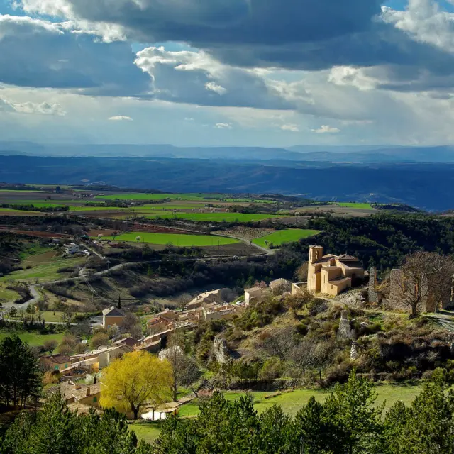 Vue du village de Saint-Jurs, dans les Alpes-de-Haute-Provence