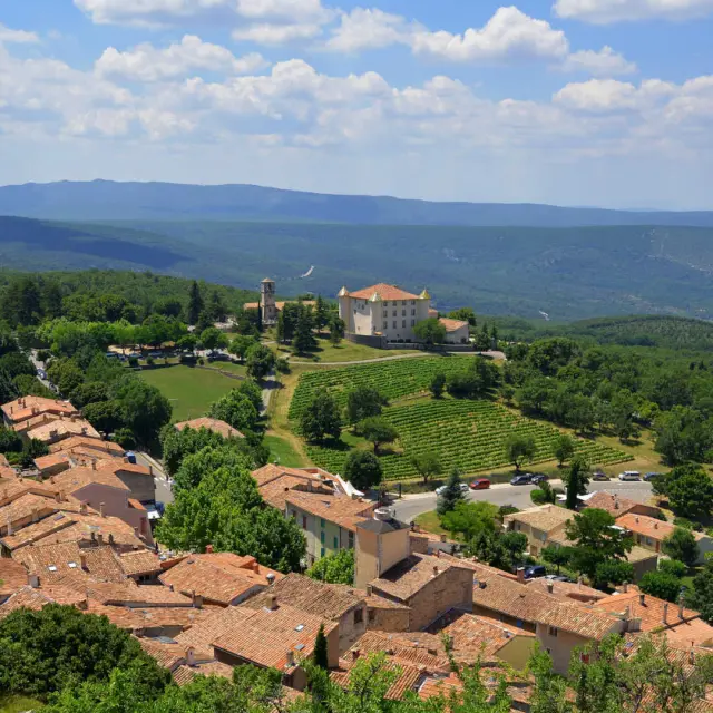 Vue du village d'Aiguines, dans le Var
