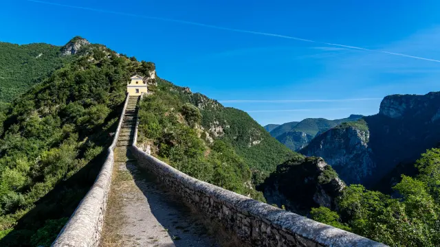 Chapelle Notre Dame de La Menour, suspendue à un piton rocheux, à Moulinet