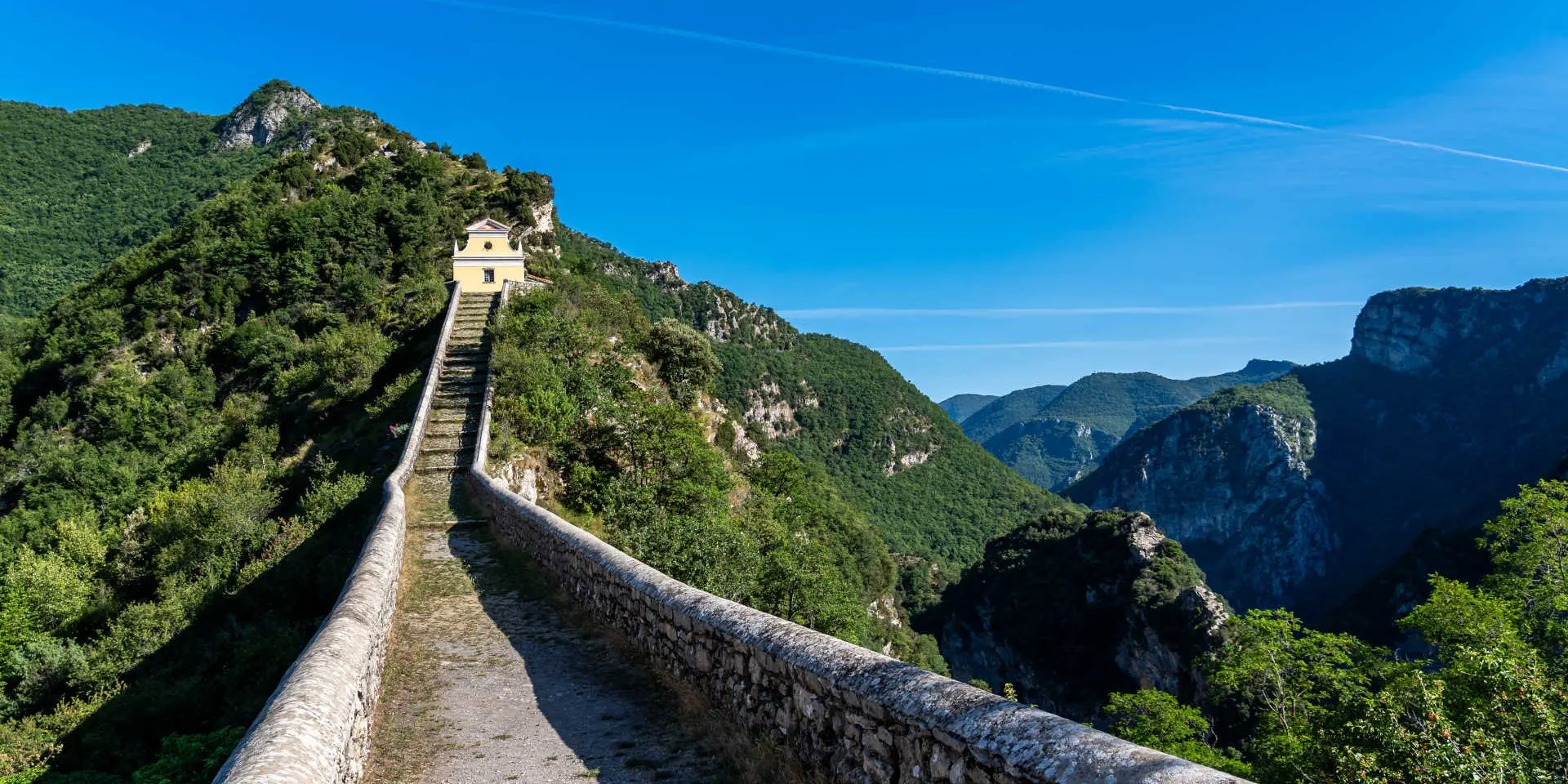 Chapelle Notre Dame de La Menour, suspendue à un piton rocheux, à Moulinet