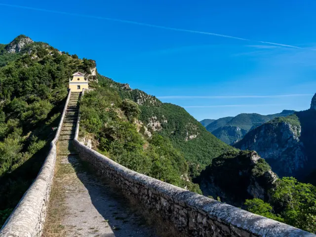 Chapelle Notre Dame de La Menour, suspendue à un piton rocheux, à Moulinet
