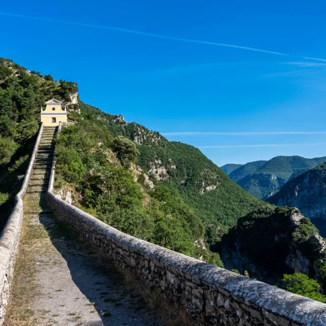 Chapelle Notre Dame de La Menour, suspendue à un piton rocheux, à Moulinet