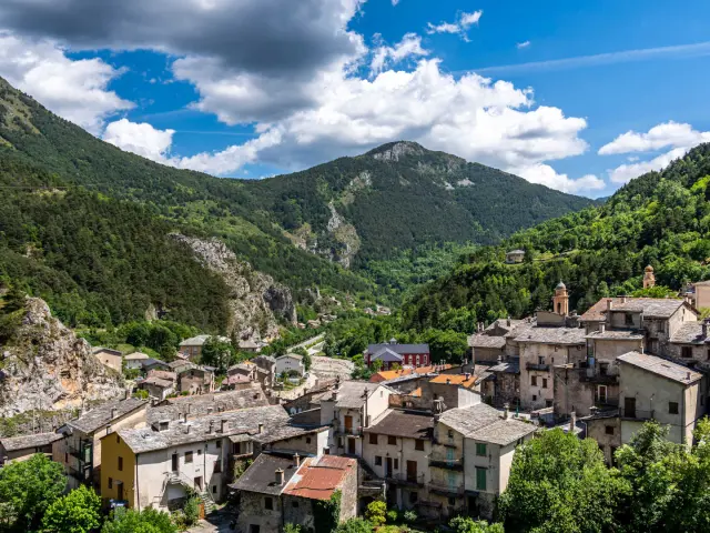 Vue du village de Tende, dans la vallée de la Roya