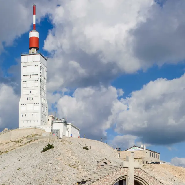 Der Mont Ventoux mit der Kapelle Sainte Croix, der Wetterstation und der Fernsehsendeanlage im Département Vaucluse in der französischen Provence.